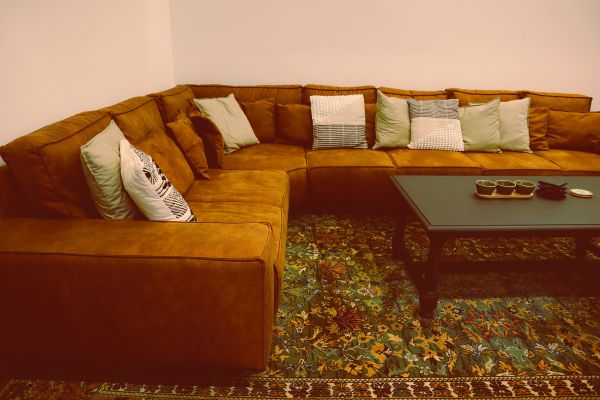 Der Lounge Bereich ist DER Ort, um dich ein bisschen zu entspannen und Energie aufzutanken. Zudem kannst du hier super Gemeinschaft haben und dich mit anderen austauschen.