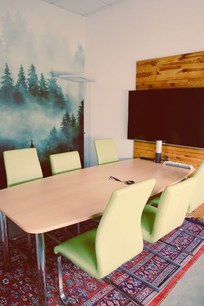 Brauchst du einen Ort um ein Meeting in Ruhe durchführen zu können? Dann buche dir einen Meetingraum, in dem 6-8 Personen Platz finden und der sich mit einem Whiteboard ideal für Besprechungen und Präsentationen eignet.